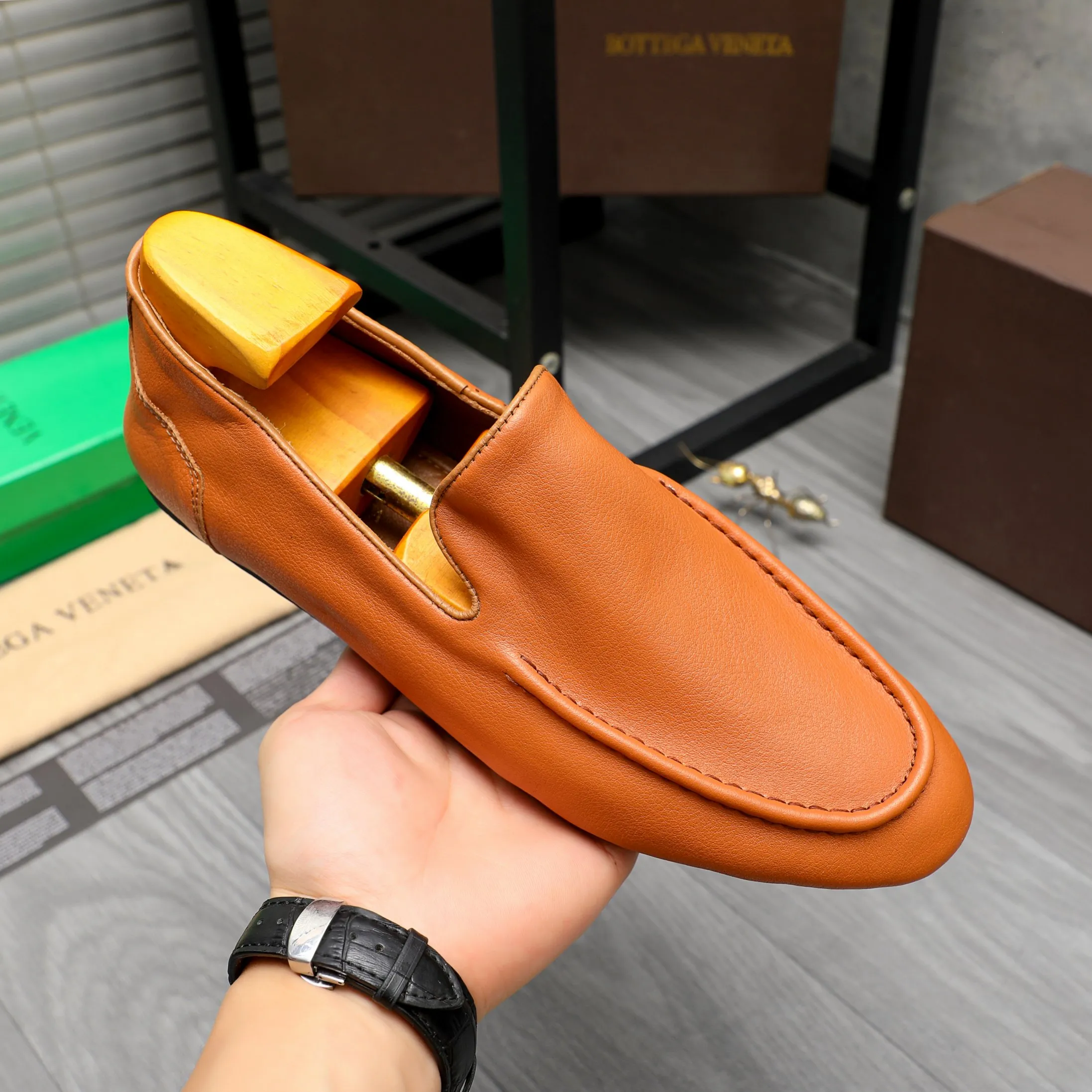 Men's shoes 💰460 Product trademark: BV "Bottega Veneta" soft leather slip-on men's shoes Regular size: 39-45 Product materials: Selected high-quality cowhide upper, cowhide lining, original outsole